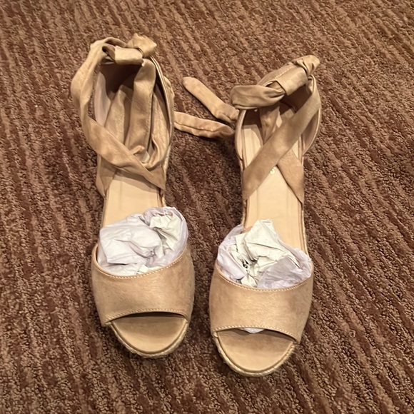 Bella Marie Shoes - NWT Tan wedges